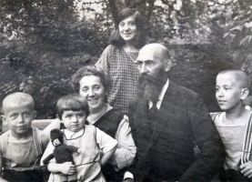 F. Husák s rodinou